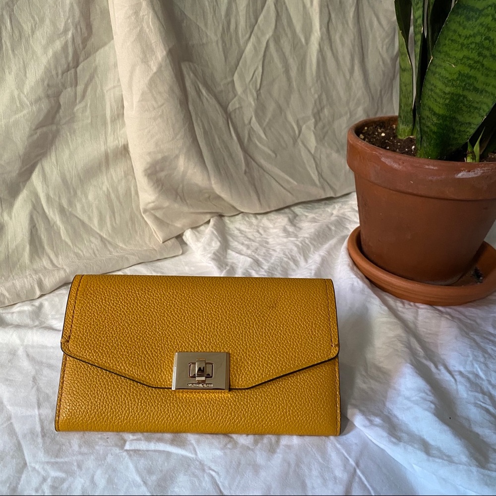 Michael Kors Cassie Large Trifold Wallet Leather